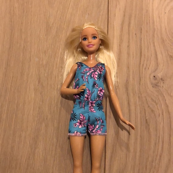 Like New! 2 in 1 Barbie - Picture 5 of 5